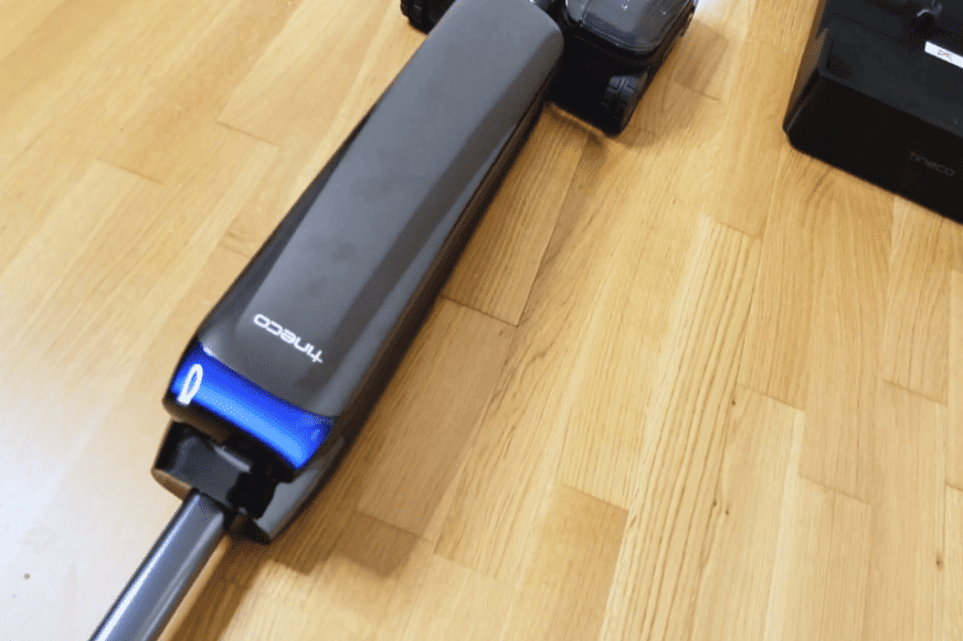 Tineco Floor One S9 Artist Boost Steam Premium liegt flach auf dem Boden.